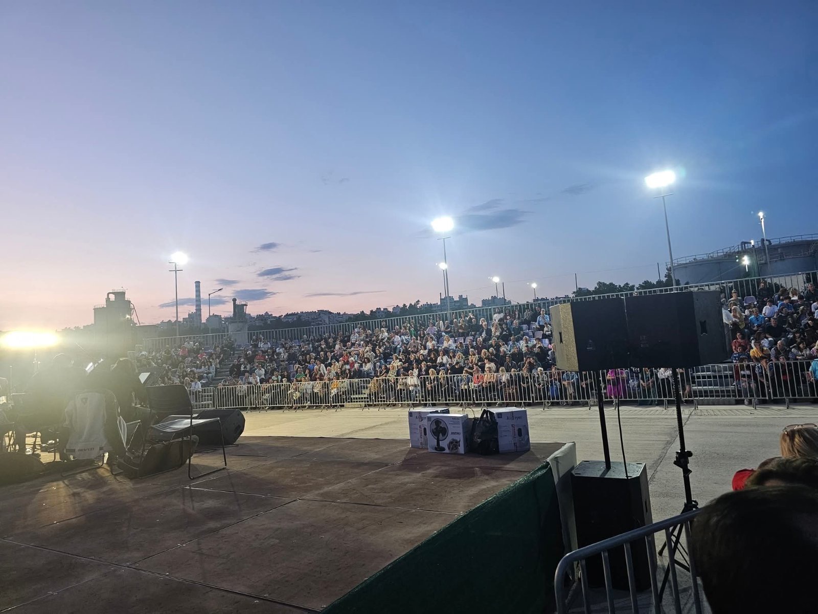 Συναυλία με γεμάτο κοινό στο ηλιοβασίλεμα