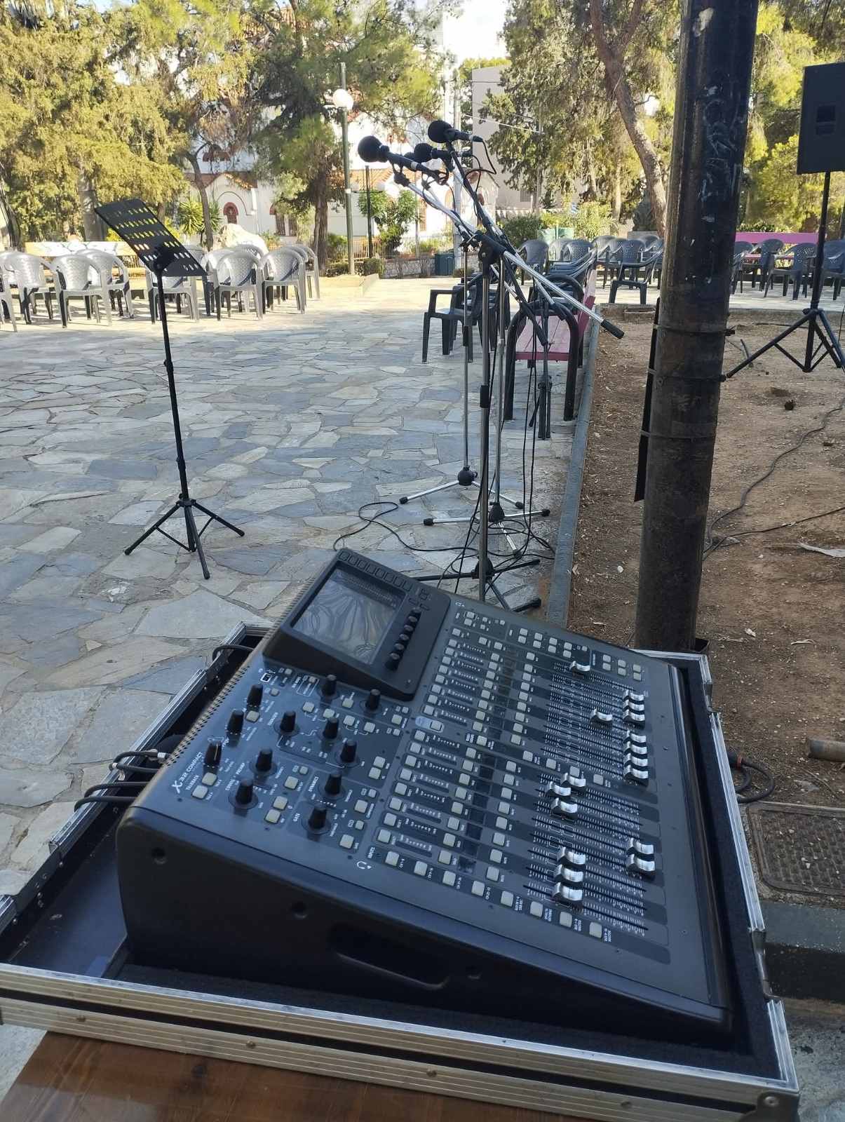 Ψηφιακή κονσόλα μίξης σε εξωτερική εκδήλωση