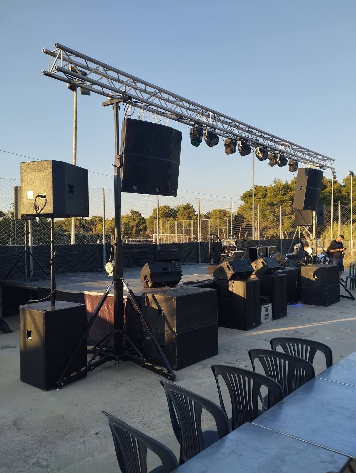 Στήσιμο σκηνής με line array και φωτισμό