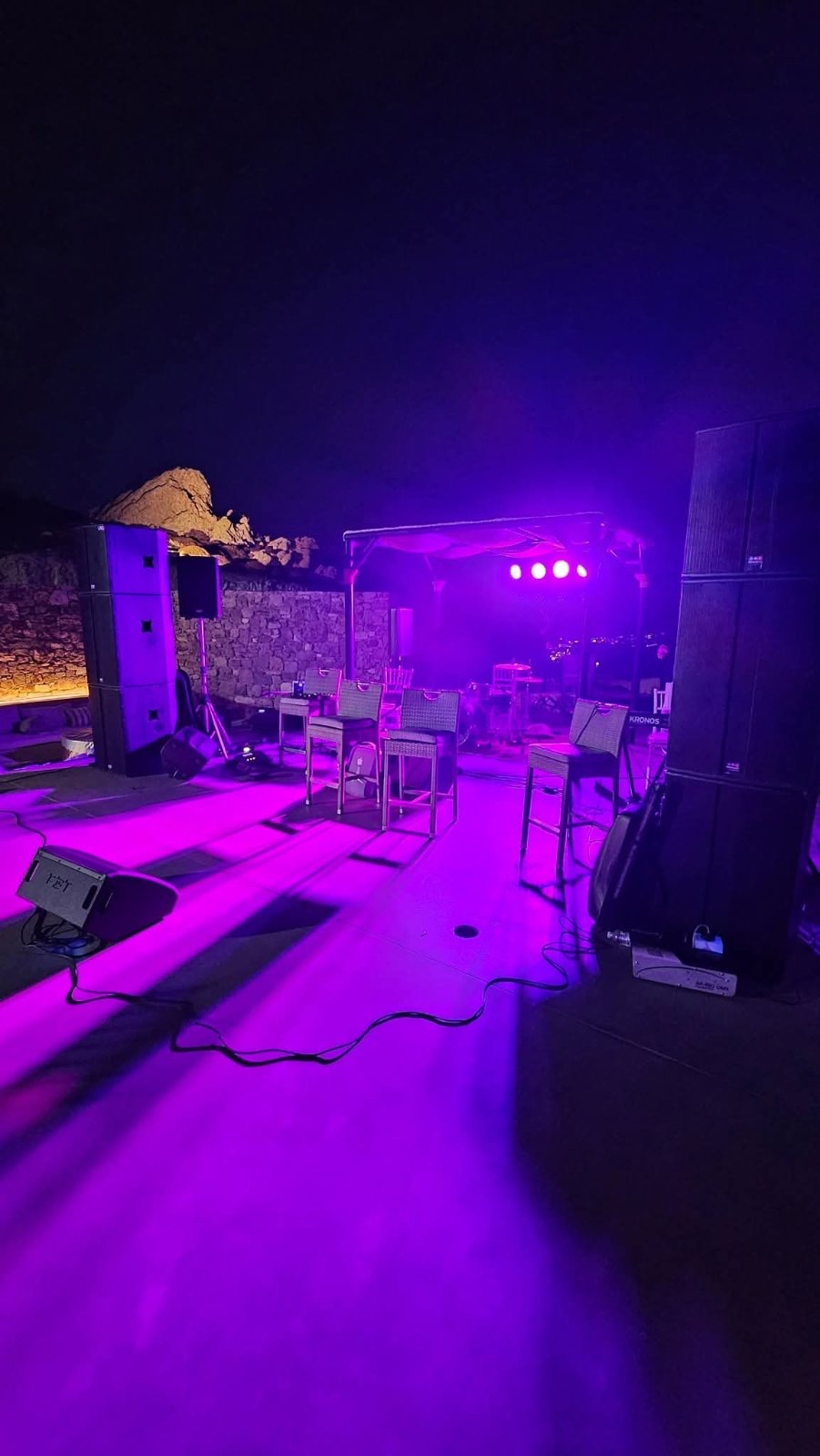 Συναυλιακή σκηνή με line array και κονσόλα ήχου